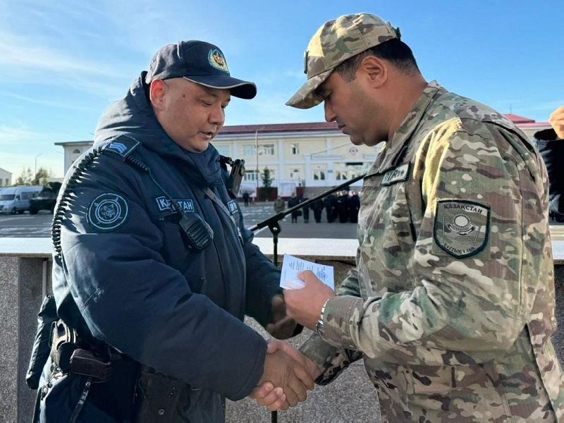 Гвардейцев наградили за задержание подозреваемого в нападении с ножом