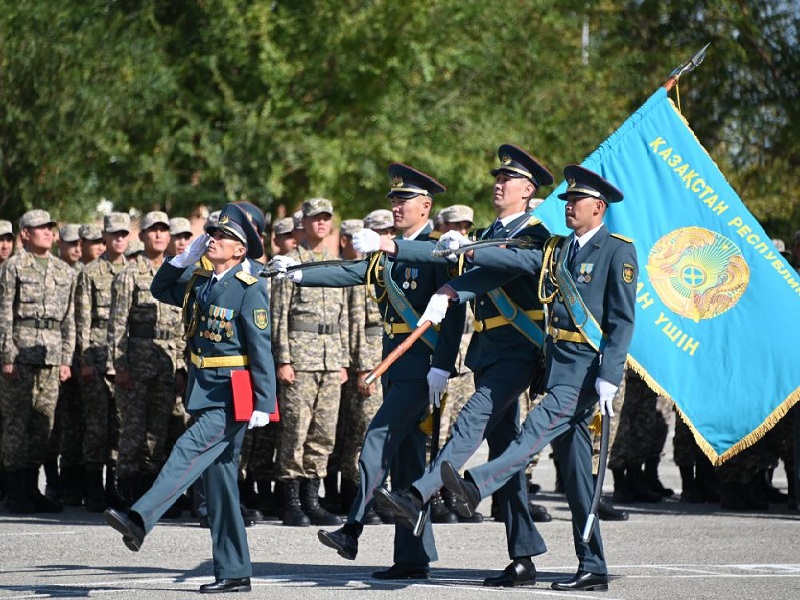 Боевое знамя вручили бригаде территориальной обороны города Шымкента