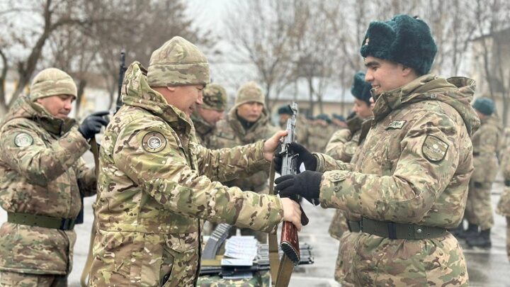 Боевое оружие вручили гвардейцам в Шымкенте