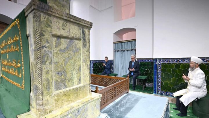 Историческая встреча у подножия вечности
