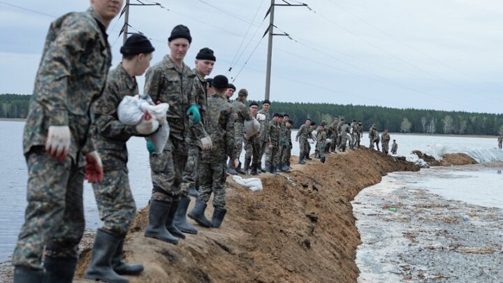 Военнослужащие Национальной гвардии несут службу по обеспечению порядка в зоне подтопления в СКО