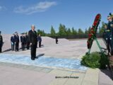 Президент Казахстана почтил память жертв политических репрессий и голода