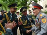 В Таразе военнослужащие организовали парад Победы для фронтовиков