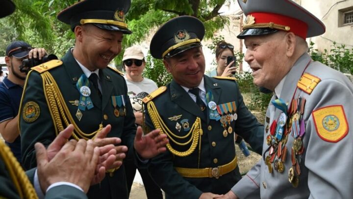 В Таразе военнослужащие организовали парад Победы для фронтовиков