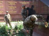 Военнослужащие в Шымкенте провели уборку мемориала «Даңқ»