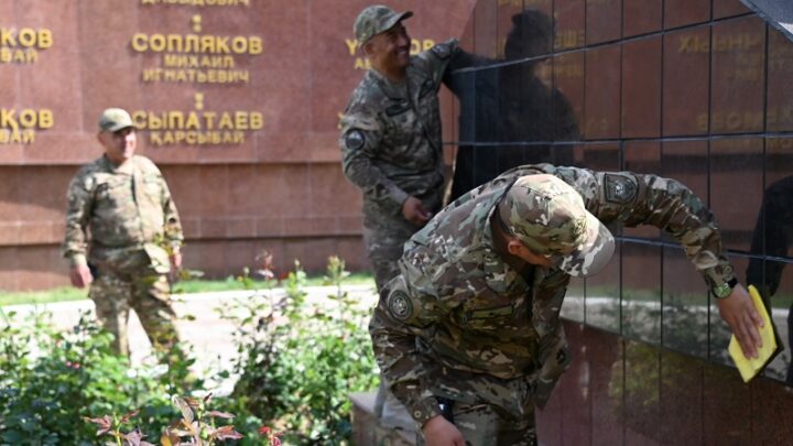 Военнослужащие в Шымкенте провели уборку мемориала «Даңқ»