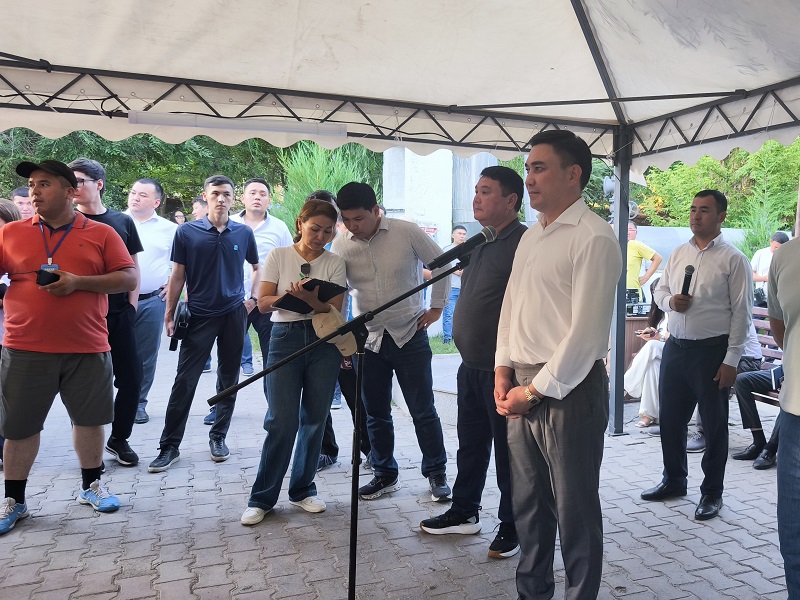 На темные улицы без видеокамер, земельные споры и бездействие полиции жалуются горожане акиму Шымкента