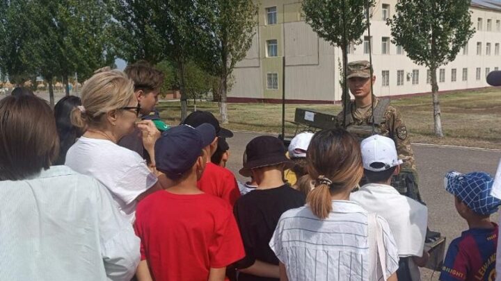 Воспитанники кризисного центра посетили воинскую часть с экскурсией