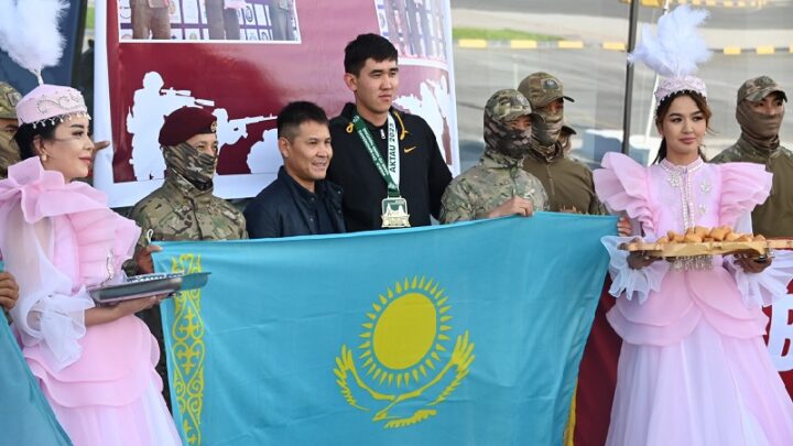 В Шымкенте чемпиона мира по рукопашному бою встретили с военным оркестром