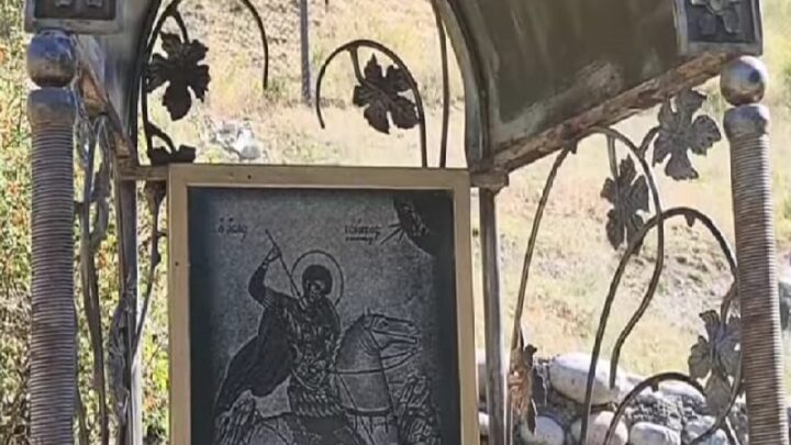 Вандалов, разгромивших икону на роднике около церкви в Коксаеке, уже месяц ищет полиция