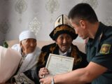 Доставку документов из ЦОНов запустили в Шымкенте Как работает услуга доставки, передает vera.kz Государственная корпорация «Правительство для граждан» запустила новую услугу в центрах обслуживания населения (ЦОНах) Шымкента — доставку готовых документов на указанный адрес. Этот сервис был разработан в рамках пилотного проекта «Менеджер отдела обслуживания населения» и теперь доступен во всех фронт-офисах Госкорпорации. При подаче заявления на получение государственной услуги сотрудники ЦОНа теперь предлагают заявителям возможность доставки готовых документов на дом. Процесс оформления прост: достаточно указать данные для доставки и оплатить услугу на месте, используя QR-код через мобильное приложение банка второго уровня. Стоимость услуги составляет 1990 тенге. Курьерская доставка доступна для 15 видов государственных услуг, включая: - Получение свидетельства о рождении ребенка - Свидетельства о расторжении брака - Повторные свидетельства и архивные справки о рождении, заключении и расторжении брака, смерти - Выдача дубликатов документов об образовании - Восстановление записей актов гражданского состояния - Апостилирование официальных документов Важно отметить, что заказать доставку можно только при подаче заявления в ЦОНе. По готовности документов гражданин получает SMS-уведомление с уникальным кодом от 1414. Затем курьер связывается с получателем для уточнения времени доставки. При вручении документов курьер проводит идентификацию по удостоверению личности и коду подтверждения. Для удобства отслеживания статуса доставки создана вкладка «Доставка документов» в мобильном приложении «ЦОН» (доступно в App Store и Google Play). Авторизация в приложении осуществляется по ИИН и номеру телефона. Внедрение этого сервиса значительно упрощает процесс получения документов, обеспечивая удобство и конфиденциальность. Граждане могут получать необходимые документы без повторного посещения ЦОНов, что экономит время и усилия.