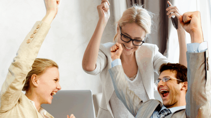 Золотая осень с CreditPlus: выиграй iPhone 17 Pro Max или списание микрокредита