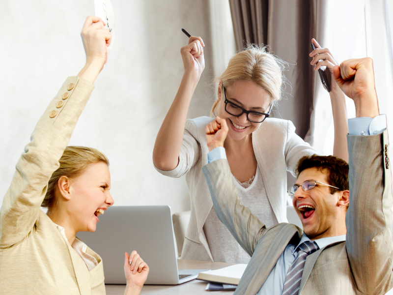 Золотая осень с CreditPlus: выиграй iPhone 17 Pro Max или списание микрокредита