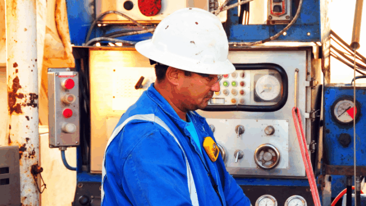 Вице-министр энергетики РК поздравил сотрудников нефтегазовой отрасли