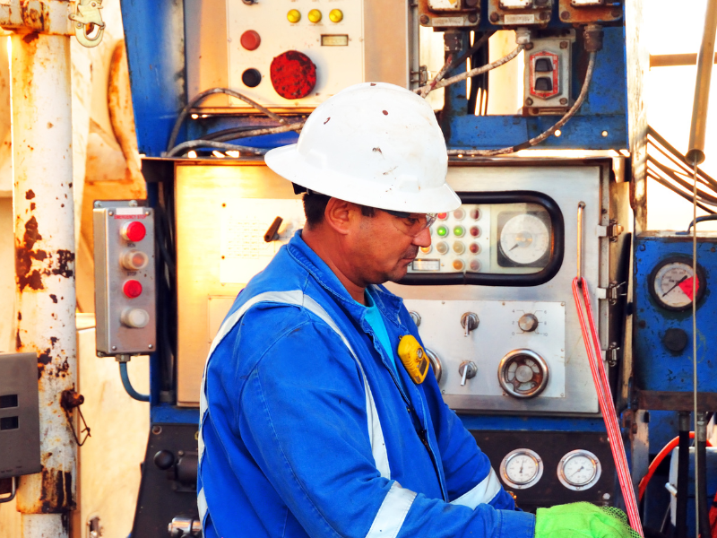 Вице-министр энергетики РК поздравил сотрудников нефтегазовой отрасли