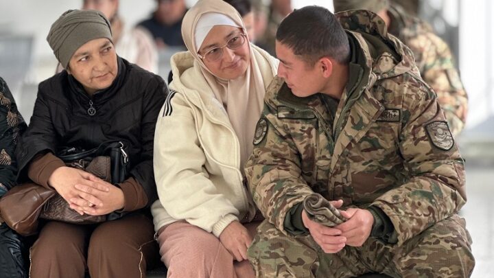 Родители гвардейцев познакомились с воинской частью в Туркестане