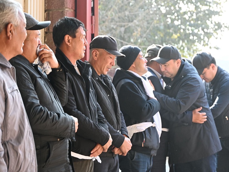 Выживших в сгоревшем доме с Алгабасе посетил аким Туркестанской области