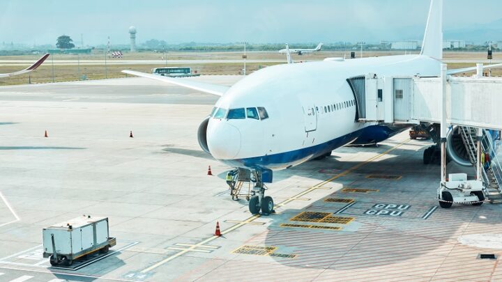 Спрос на пассажирские и грузовые авиаперевозки в октябре 2025 года вырос до 6,6% и 4,1% соответственно