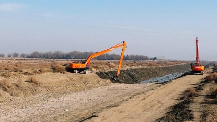 Впервые за 40 лет стали очищать каналы в Жетысайском районе