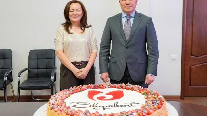 30-килограммовый торт для акима Шымкента испекли кондитеры