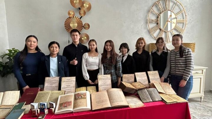 В университете «Туран» открылась уникальная выставка древних рукописей