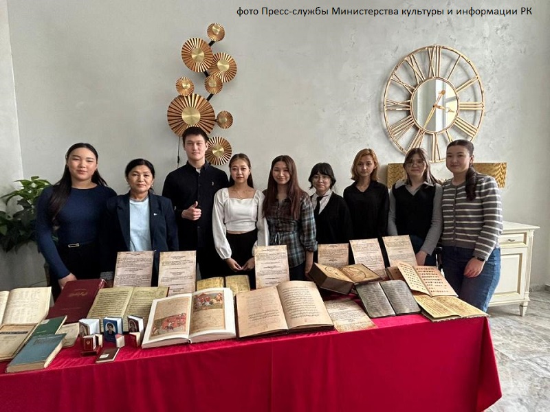 В университете «Туран» открылась уникальная выставка древних рукописей