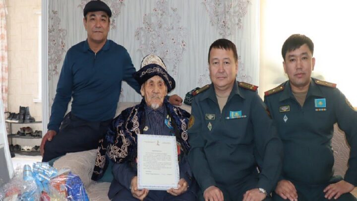 Военнослужащие Туркестанской области поздравили ветерана Великой Отечественной войны с Днём благодарности