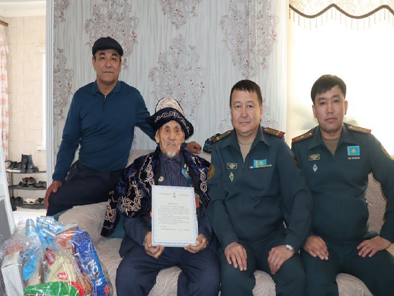 Военнослужащие Туркестанской области поздравили ветерана Великой Отечественной войны с Днём благодарности