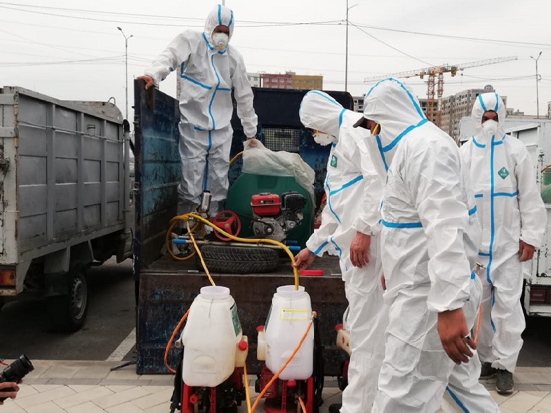 Скверы и улицы Шымкента начали обрабатывать от комаров