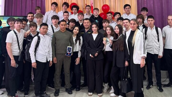 Боец национальной гвардии Жанғали Ердаулет рассказал школьникам о формуле успеха