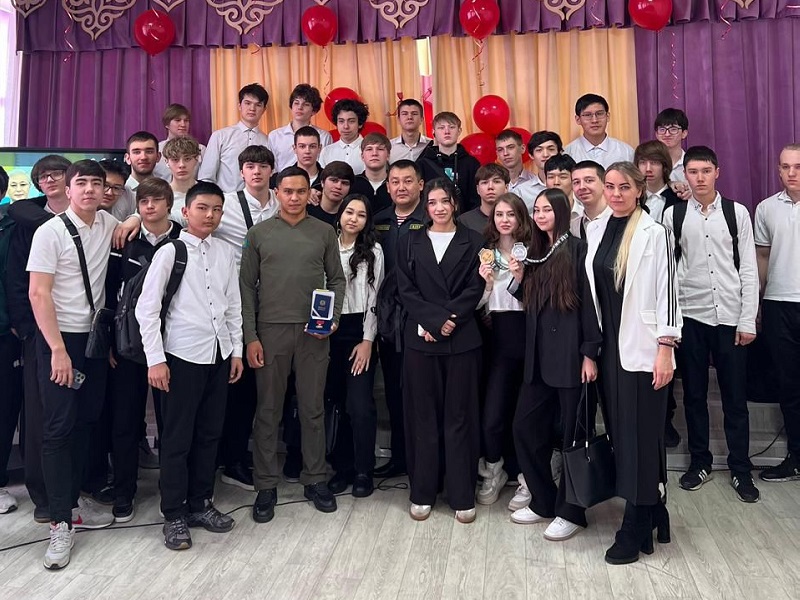 Боец национальной гвардии Жанғали Ердаулет рассказал школьникам о формуле успеха