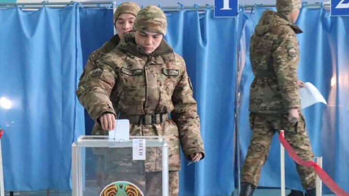 Военнослужащие в Шымкенте активно приняли участие в референдуме