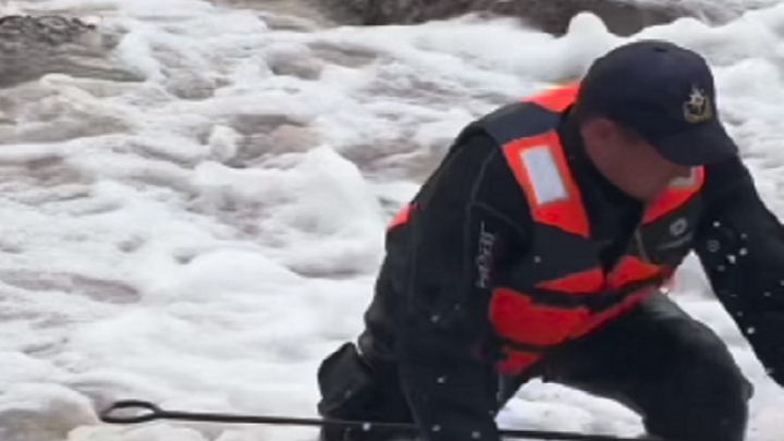 В поисках утонувшего ребенка обследованы 15 км реки Келес