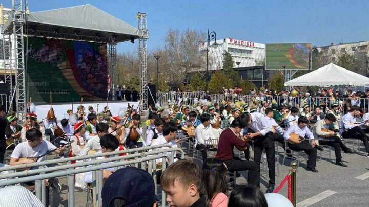 Тысячи человек пришли на фестиваль DamDastour в Шымкенте