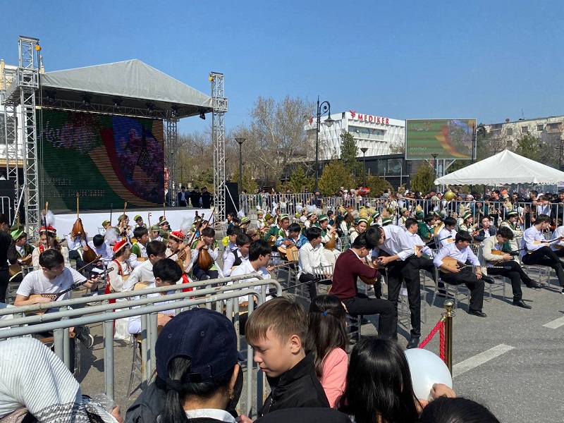 Тысячи человек пришли на фестиваль DamDastour в Шымкенте