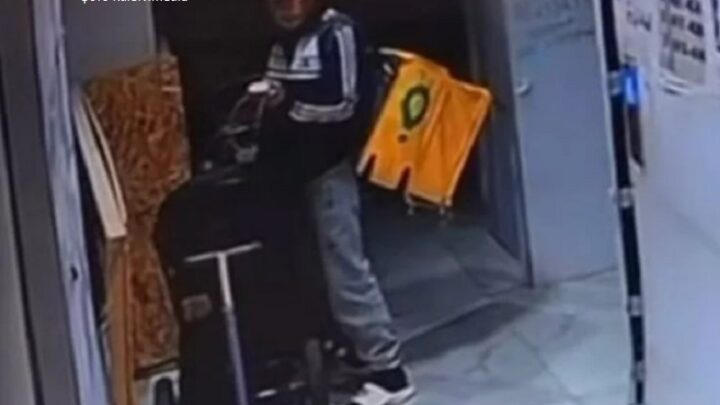 Glovo заявил, что мужчина с фирменной сумкой не является их курьером