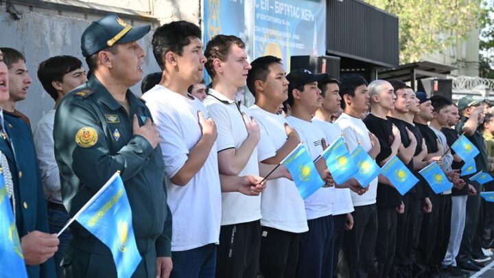 Призывники из Шымкента отправились служить на южные рубежи страны
