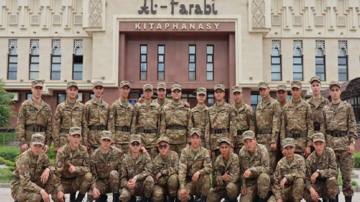 В Шымкенте военнослужащие посетили библиотеку в рамках Национального дня книги