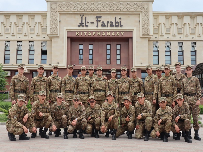 В Шымкенте военнослужащие посетили библиотеку в рамках Национального дня книги