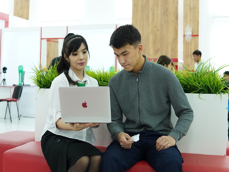 Около 700 казахстанцев прошли обучение цифровой грамотности в ЦОНах за месяц