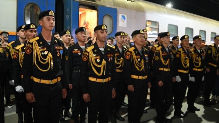 В Шымкенте с почестями встретили солдат, вернувшихся с армии