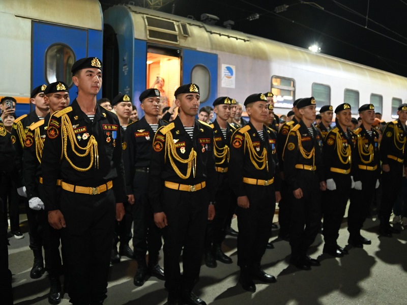 В Шымкенте с почестями встретили солдат, вернувшихся с армии