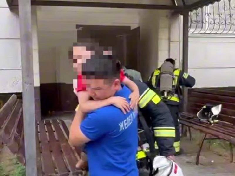 В Шымкенте при пожаре в многоэтажке спасли и эвакуировали 36 человек, среди них 16 детей