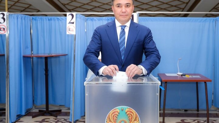 Аким Шымкента проголосовал на выборах в Курултай