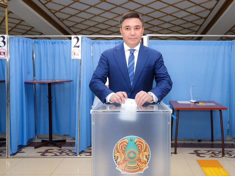 Аким Шымкента проголосовал на выборах в Курултай