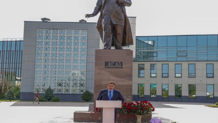 Память Абая почтили в Туркестане