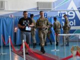 Военнослужащие голосуют на выборах в Курултай