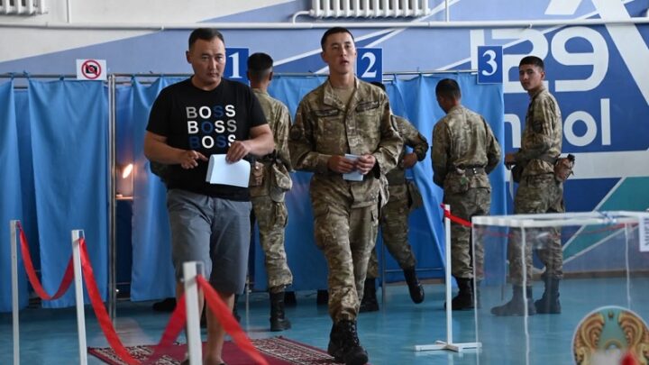 Военнослужащие голосуют на выборах в Курултай