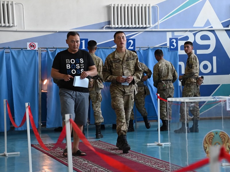 Военнослужащие голосуют на выборах в Курултай