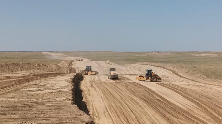 На 36 км новой трассы в объезд Сарыагаша снят плодородный слой почвы
